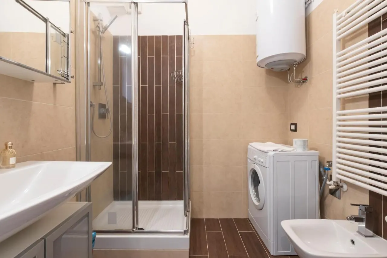 Luxury Apartment Near Bocconi Zamenhof 7 밀라노 0*,  이탈리아